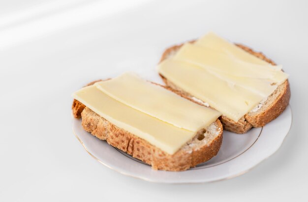 Sandwichs au fromage sur fond blanc