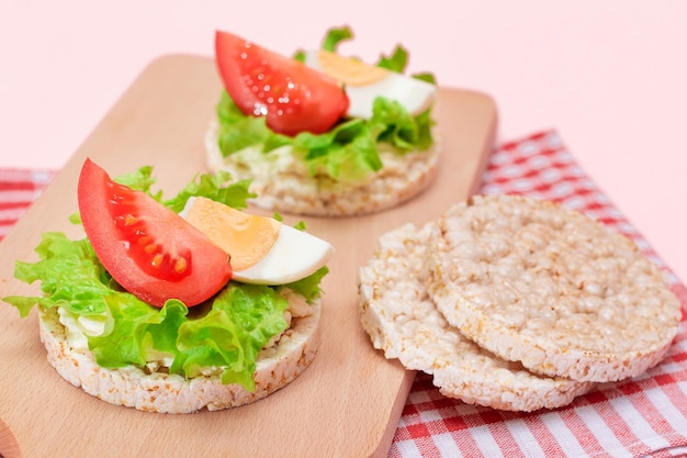 Sandwichs au gâteau de riz avec laitue tomate et œuf