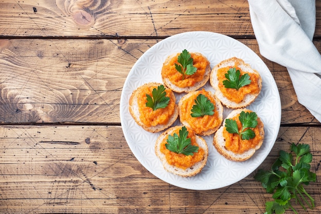 Sandwichs au pain courgettes caviar tomates oignons. Cuisine végétarienne maison. Légumes cuits en conserve. vue de dessus de fond en bois, espace de copie