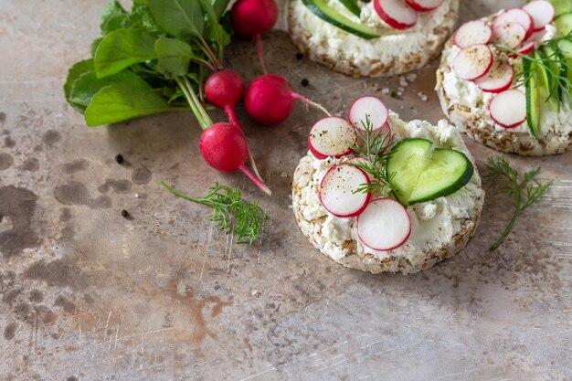 Sandwichs au pain croustillant avec radis ricotta et concombre frais Espace copie