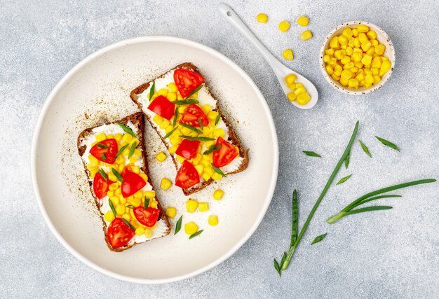 sandwichs au pain de seigle avec du maïs