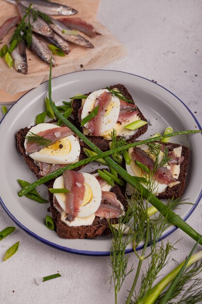 Sandwichs au poisson sur une assiette