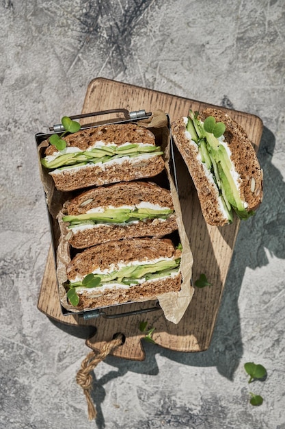 Sandwichs au seigle complet avec avocat, concombre et fromage à la crème