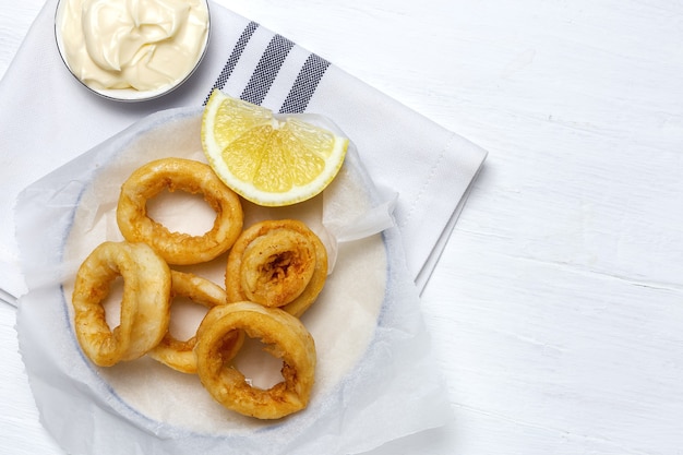 Sandwichs aux anneaux de calmar avec sauce mayonnaise et citron. Cuisine espagnole typique. Bocadillo de calamars. Cuisine espagnole typique