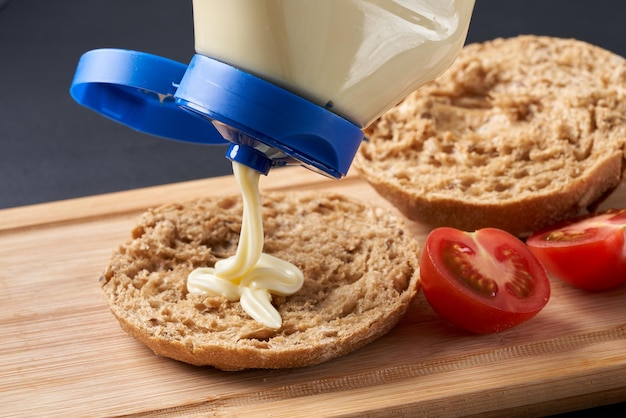 Sandwichs aux œufs de tomates et mayonnaise sur une assiette en bois