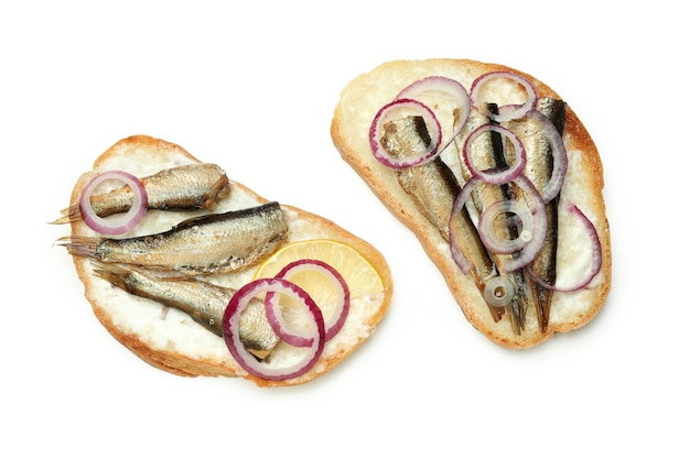 Sandwichs aux sprats isolés sur fond blanc