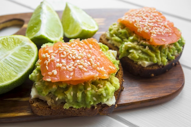 sandwichs à l'avocat et au saumon