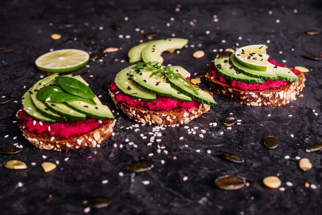 Sandwichs à l&#39;avocat avec graines, sésame et citron vert