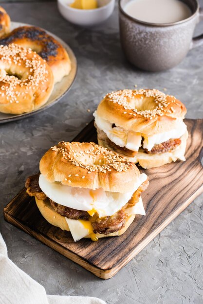 Sandwichs bagels avec viande frite au fromage et œuf poché Restauration rapide maison Vue verticale