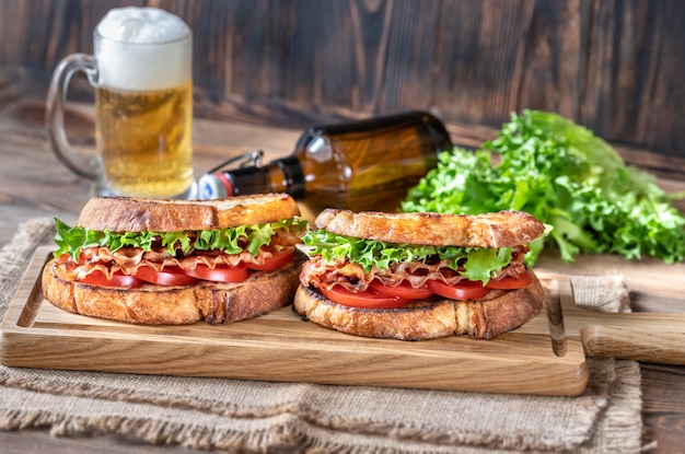 Sandwichs BLT sur la planche de bois