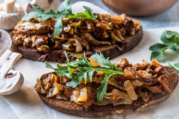 Sandwichs chauds aux champignons.