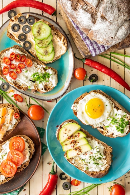 Sandwichs de composition avec des légumes saumon et oeuf sur un fond en bois une bonne nutrition