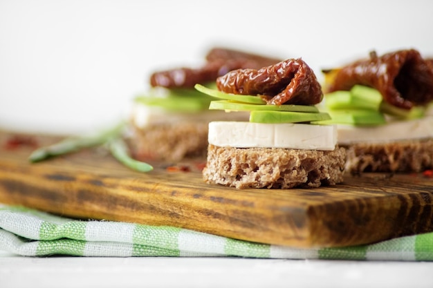 Sandwichs copieux au fromage avocat et tomates séchées Concept pour la nourriture saine et les végétariens