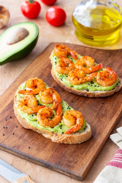 Sandwichs avec des crevettes et du guacamole Alimentation saine Diète Petit déjeuner