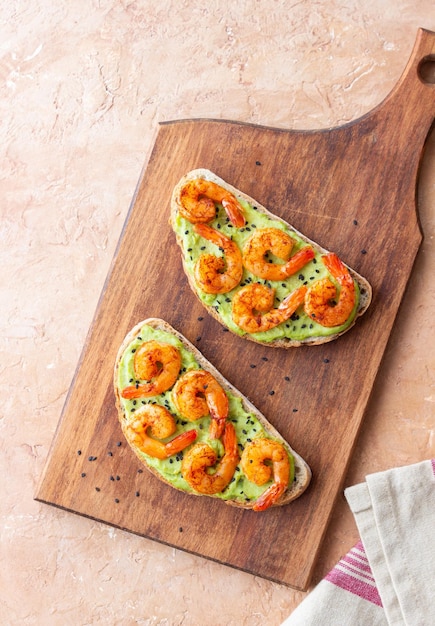 Sandwichs avec des crevettes et du guacamole Alimentation saine Diète Petit déjeuner