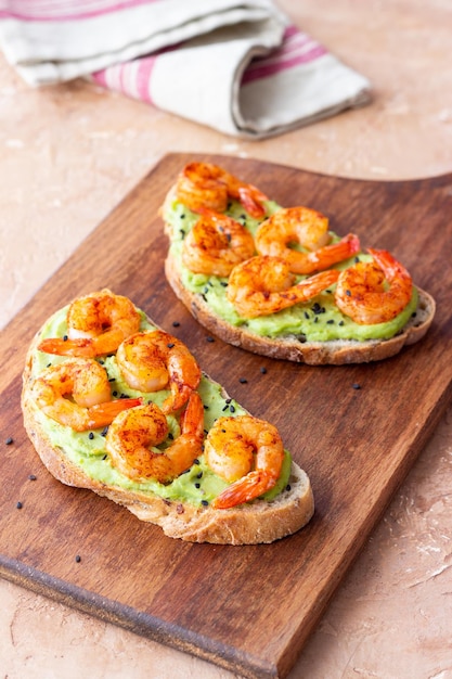 Sandwichs avec des crevettes et du guacamole Alimentation saine Diète Petit déjeuner