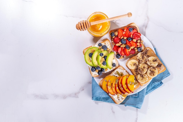 Sandwichs déjeuner aux fruits et baies