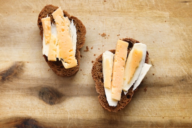 Sandwichs du matin avec café. pain avec du fromage et du beurre.