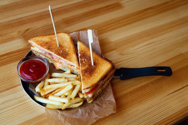 sandwichs frites fraîches avec sauce sur pan au restaurant