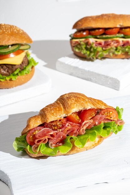 Photo sandwichs et hamburgers sur un fond blanc composition pour le concept de menu pour le restaurant