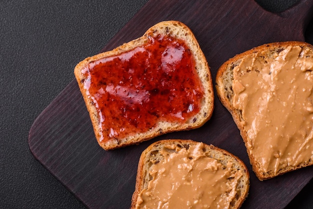 Sandwichs nutritifs composés de confiture de framboises de pain et de beurre d'arachide