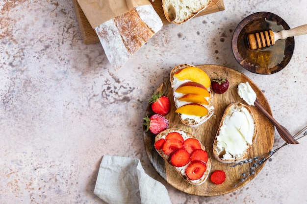 Sandwichs ouverts avec pain artisanal et nectarines de fromage à la crème fraises et miel