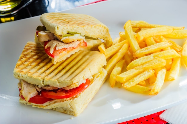 Sandwichs panini végétariens sains avec frites.