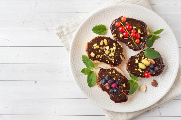 Sandwichs à la pâte de chocolat, pistache et noix