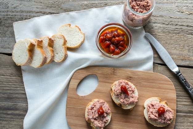 Photo sandwichs avec pâté et poivrons sur la planche de bois