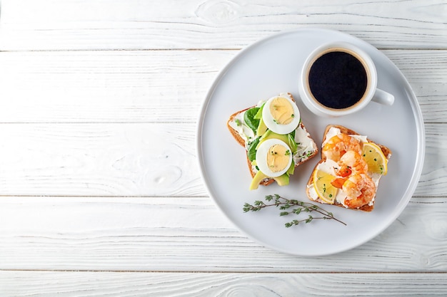 Photo sandwichs de petit déjeuner européens et café sur un plateau