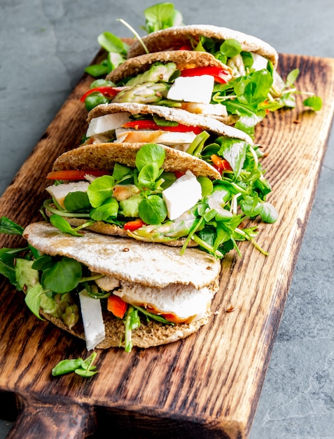 Sandwichs pita farcis au poulet et aux légumes