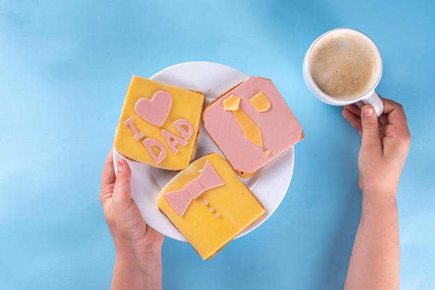 Des sandwichs pour le petit déjeuner de la fête des pères.