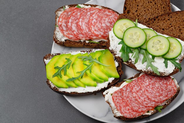 Sandwichs sains au fromage cottage blanc concombre roquette saucisse avocat