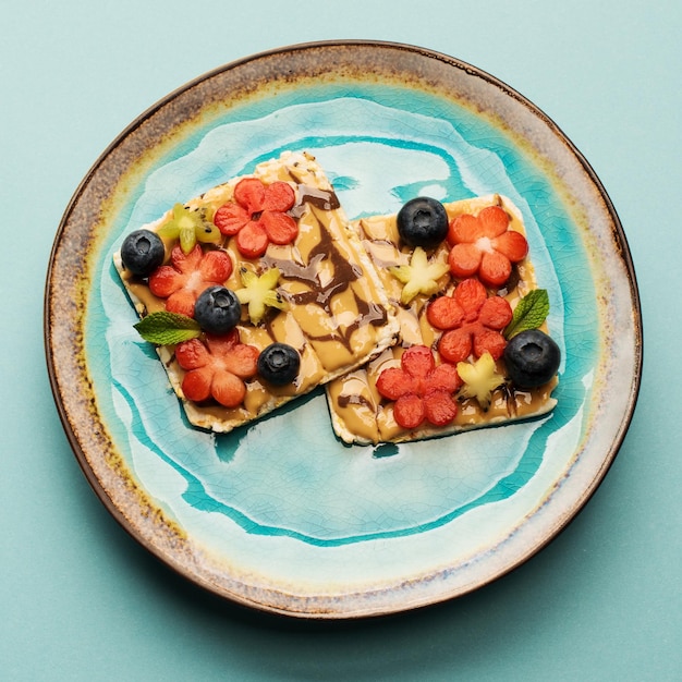 Sandwichs sucrés au beurre d'arachide avec des baies de fruits avec du miel sur une vue de dessus de plaque Petit-déjeuner sain et savoureux