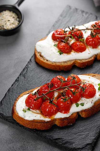 Sandwichs végétariens avec pain de grains entiers Sandwichs grillés avec fromage ricotta et tomates au four