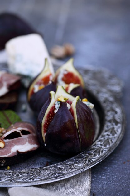 Sandwichs à la viande, fromage bleu et figues