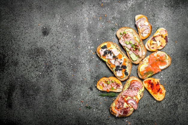 Sandwichs avec viande, salami, fruits de mer et légumes frais.