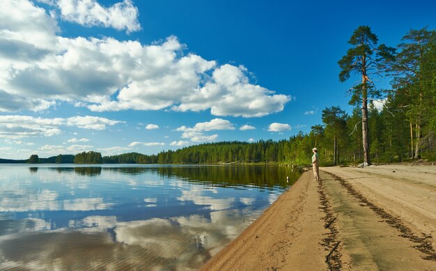 Sandy Shore Lake Haikola, République de Carélie, Russie.