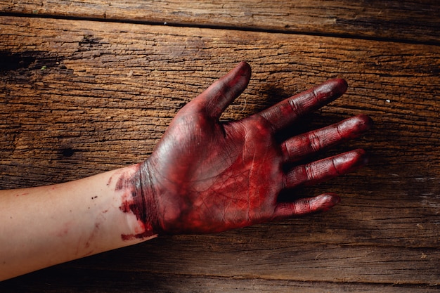 Sang sur la main avec du bois