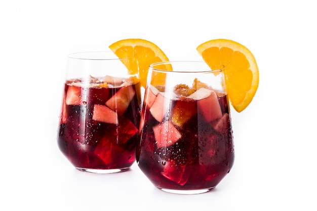 Sangria au vin rouge isolé sur blanc