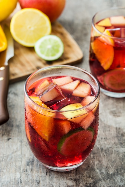 Sangria au vin rouge en verre sur table en bois.