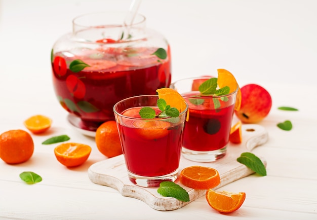 Sangria aux fruits et à la menthe sur fond blanc