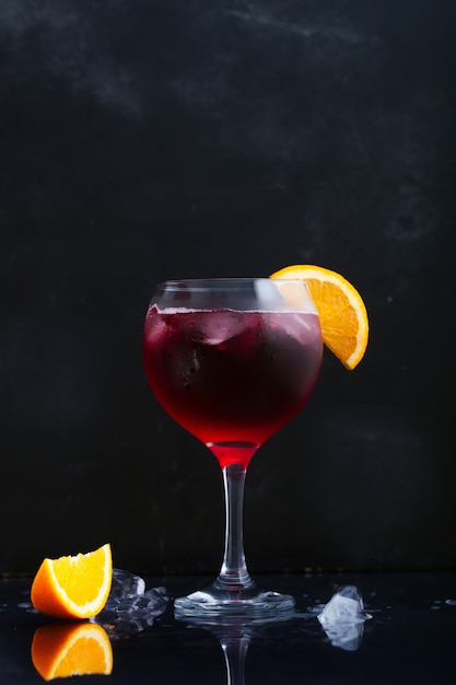 Sangria cocktail rouge coloré coloré avec citron et glace