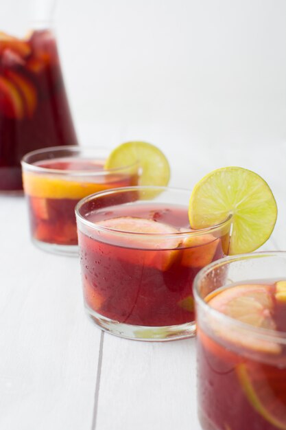 Sangria d'été en verre sur table en bois blanc