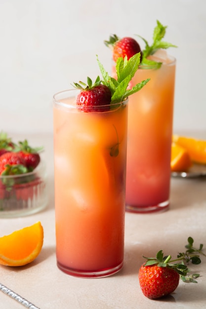 Sangria à la fraise, menthe et orange dans des verres. Cocktails de fruits rafraîchissants d'été