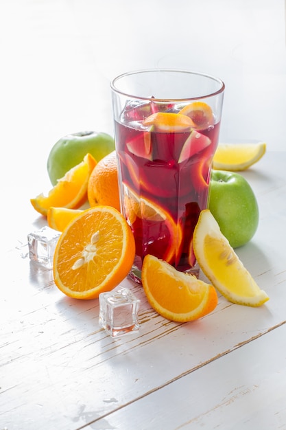 Sangria Et Ingrédients Sur Fond De Bois Blanc