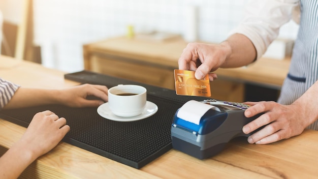 Sans argent liquide. Paiement par carte de crédit au café pour le café du matin, panorama