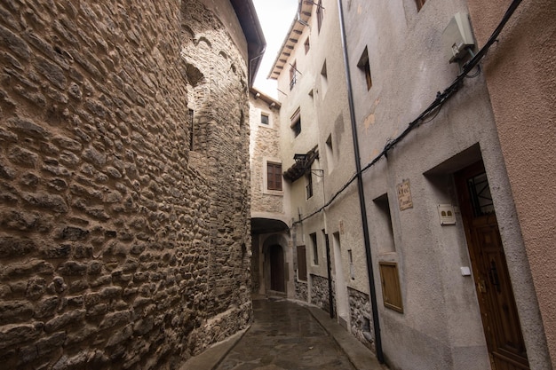 Photo sant llorenc de morunys lleida avril 2019 rues étroites du village de sant llorenc de morunys