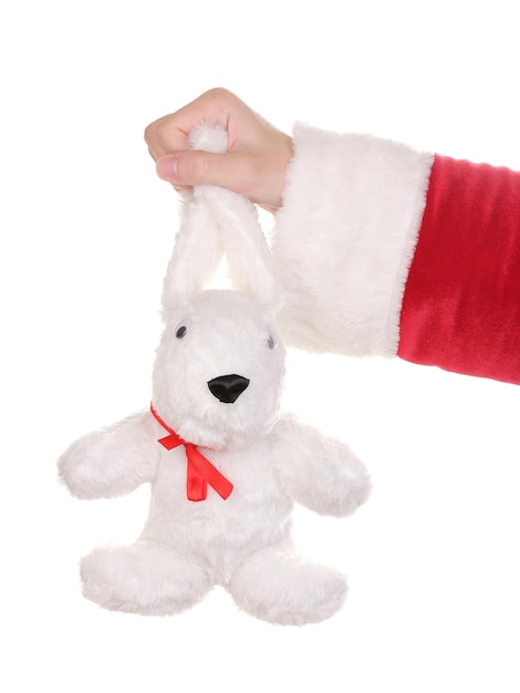 Santa Claus hand holding toy lapin isolé sur blanc