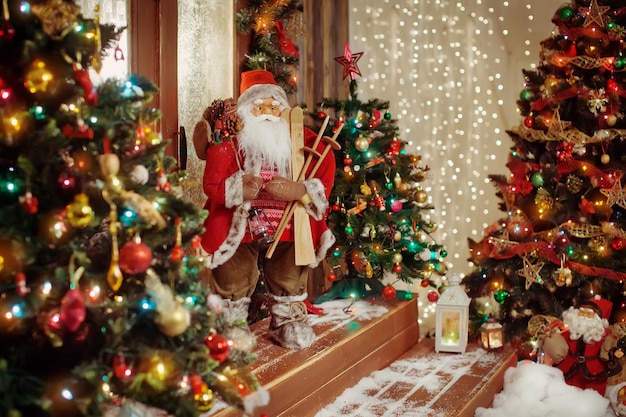 Santa Claus toyon un porche en bois de Noël. Concept de Noël